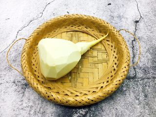 8、做年货 家宴小炒 爆汁虾仁冬笋,再削去表面的硬皮。