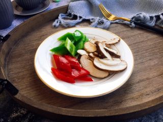 10、做年货 家宴小炒 爆汁虾仁冬笋,青红椒切片，香菇切片。