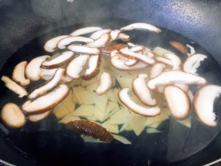 11、做年货 家宴小炒 爆汁虾仁冬笋,冬笋片和香菇片焯水，捞出备用。