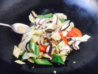 15、做年货 家宴小炒 爆汁虾仁冬笋,放入青红椒、冬笋、香菇、少许的白胡椒粉迅速翻炒。