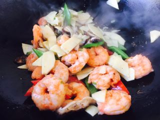 16、做年货 家宴小炒 爆汁虾仁冬笋,放入炒好的虾仁迅速翻炒。