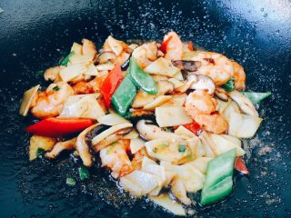 18、做年货 家宴小炒 爆汁虾仁冬笋,翻炒均匀即可。