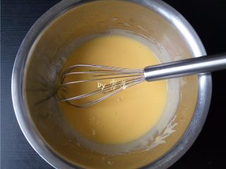 2、酸奶小蛋糕,将蛋黄盆材料用手动打蛋器搅拌均匀；