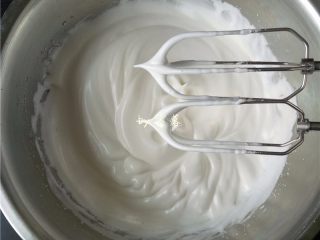 5、酸奶小蛋糕,蛋清盆用电动打蛋器打发，提起打蛋头，蛋白霜能拉出小尖角，即可停止打发；