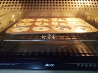 11、酸奶小蛋糕,烤箱上下火140度预热后，将烤盘放入烤箱中层，烘烤18分钟；