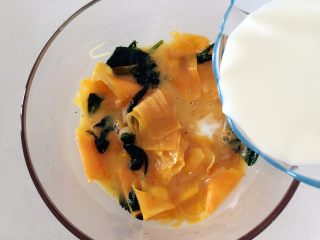 7、红薯千层烘蛋饼-甜甜的，香香的，滑滑的,加入牛奶，直至基本淹没食材