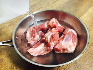 2、滋补养生 棒骨玉米汤,倒入适量的清水浸泡棒骨