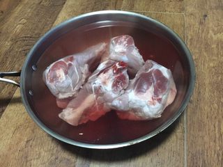 3、滋补养生 棒骨玉米汤,浸泡了一个小时后，血水基本泡了出来，水变得浑浊，然后用清水反复清洗几遍。