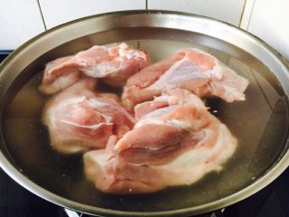 4、滋补养生 棒骨玉米汤,将洗干净的棒骨放在锅里，倒入凉水，水量没过棒骨。 最好使用冷水。因为一般的骨头上总带有一点肉，如果一开始就往锅里倒热水或开水，肉的表面突然受到高温，肉的外层蛋白质就会马上凝固，使得里层的蛋白质不能充分地溶解到汤里，只有一次加足冷水，并慢慢地加温，蛋白质才能够充分溶解到汤里，汤的味道才更鲜美。