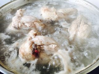 5、滋补养生 棒骨玉米汤,大火煮开，煮约5分钟左右，然后撇去浮末。