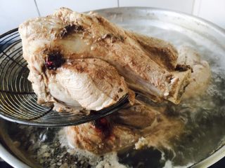 6、滋补养生 棒骨玉米汤,然后捞出棒骨