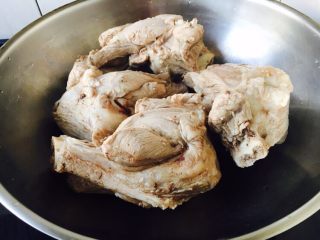 7、滋补养生 棒骨玉米汤,把焯过水的棒骨放在汤锅里。