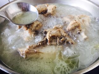 11、滋补养生 棒骨玉米汤,放入10g左右的白米醋 在水烧开后可适量加醋，因为醋能使骨头里的磷、钙溶解到汤内。