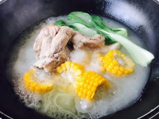 16、滋补养生 棒骨玉米汤,放入小油菜