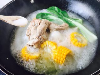 17、滋补养生 棒骨玉米汤,放入少许盐调味即可