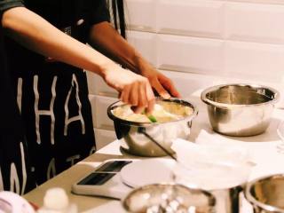 3、#春日烘焙教室#裸蛋糕,筛入33克低筋面粉,拌匀备用;