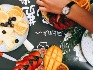 9、#春日烘焙教室#裸蛋糕,待凉的时候可以切水果;