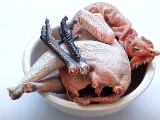 7、红菇炖土鸡～补血必选！,土鸡一只，去内脏洗净干净。