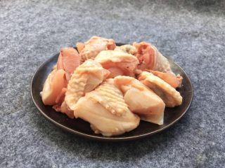 8、红菇炖土鸡～补血必选！,鸡肉用刀剁成小块。