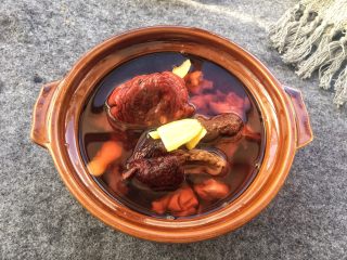 16、红菇炖土鸡～补血必选！,刚才泡过红菇的水，一起倒入砂锅中。
