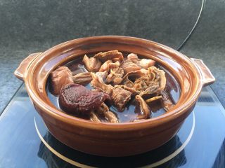 19、红菇炖土鸡～补血必选！,调火慢慢炖至1个小时，随着鸡肉与红菇味道融合、已经是满屋飘香！