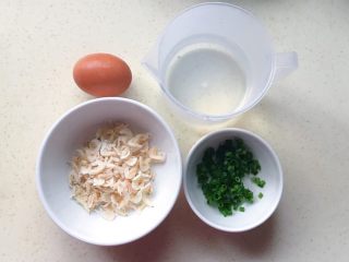 1、百变鸡蛋+虾扯蛋(小虾米鸡蛋羹),准备好所有食材