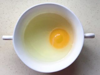 2、百变鸡蛋+虾扯蛋(小虾米鸡蛋羹),把鸡蛋打入碗中