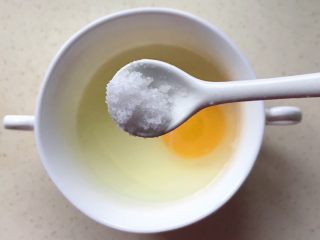3、百变鸡蛋+虾扯蛋(小虾米鸡蛋羹),放一小勺盐