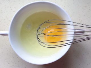 4、百变鸡蛋+虾扯蛋(小虾米鸡蛋羹),用手动打蛋器搅打成蛋液