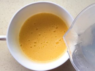 5、百变鸡蛋+虾扯蛋(小虾米鸡蛋羹),倒入温水