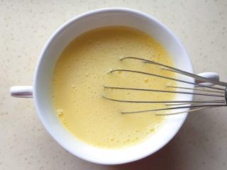 6、百变鸡蛋+虾扯蛋(小虾米鸡蛋羹),搅打均匀