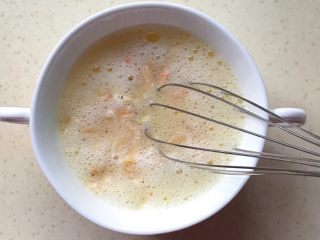 8、百变鸡蛋+虾扯蛋(小虾米鸡蛋羹),这时候要搅打时间久一些,把虾米的鲜味打出来,因为我没放其他调味料