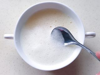 9、百变鸡蛋+虾扯蛋(小虾米鸡蛋羹),撇去上面的白色泡沫