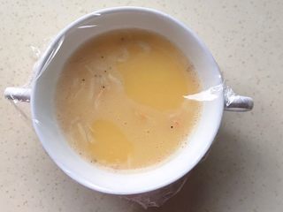 10、百变鸡蛋+虾扯蛋(小虾米鸡蛋羹),盖上保鲜膜