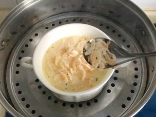 12、百变鸡蛋+虾扯蛋(小虾米鸡蛋羹),开盖撕开保鲜膜,再撒上一些小虾米,盖上盖子再蒸3分钟