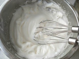 3、无水纸杯蛋糕,蛋清用打蛋器打。