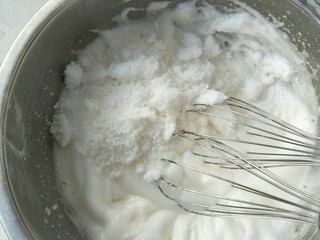 4、无水纸杯蛋糕,加入糖继续打发，中间分三次加入这些糖。