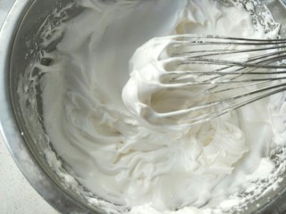 5、无水纸杯蛋糕,打到有清晰的纹路即可