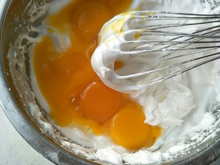 6、无水纸杯蛋糕,然后加入所有蛋黄继续打发。