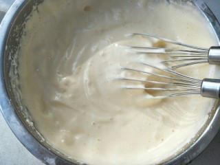 7、无水纸杯蛋糕,打发均匀，完全结合。