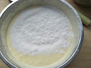 9、无水纸杯蛋糕,加入到打好的蛋液中。