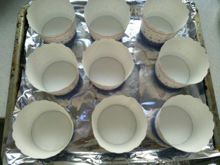 13、无水纸杯蛋糕,准备好纸杯放入烤盘上。