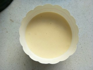 14、无水纸杯蛋糕,一个杯子加入打好的蛋糕液，大概八到九成满即可。