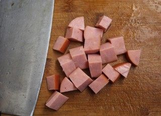4、西兰花火腿果仁丁,火腿切丁