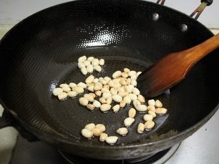 5、西兰花火腿果仁丁,花生用热水浸泡剥去外衣，入油锅小火炸成金黄色捞出