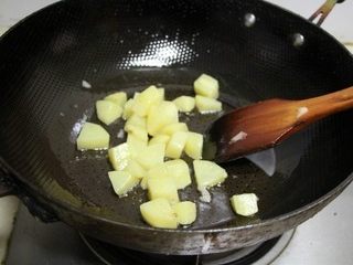 6、西兰花火腿果仁丁,锅中余油，入土豆丁炸至金黄捞出