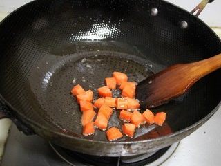 7、西兰花火腿果仁丁,锅中余油，下入胡萝卜煸炒几下