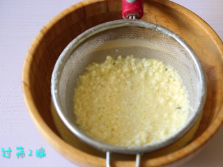 6、水果班戟,将拌好的面糊过筛2遍。