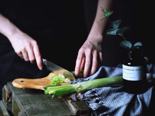 3、超好吃的烤肉配方 青椒烤羊肉/小羊排,将葱切片 青椒切块备用 (青椒最好切大块)