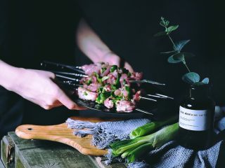 9、超好吃的烤肉配方 青椒烤羊肉/小羊排,串好后放在烧烤炉上烤熟 或者烤箱也行(不过烤箱烤我没试过)